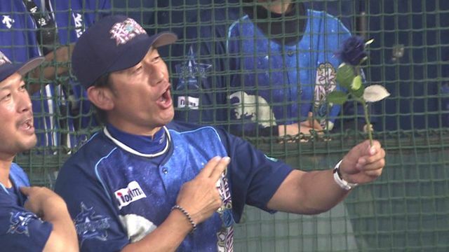 青いバラをHRを放ったオースティン選手に渡すDeNAの三浦大輔監督