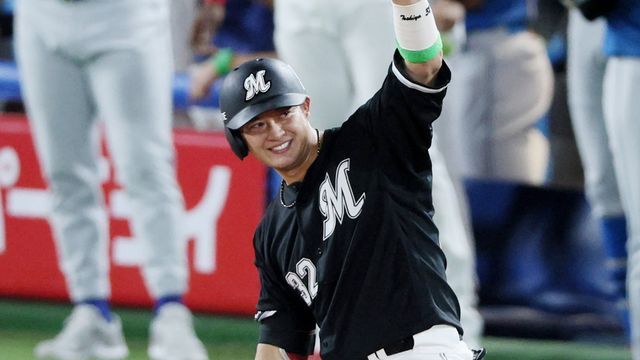 三塁打を放ったロッテ・佐藤都志也選手（写真：時事）