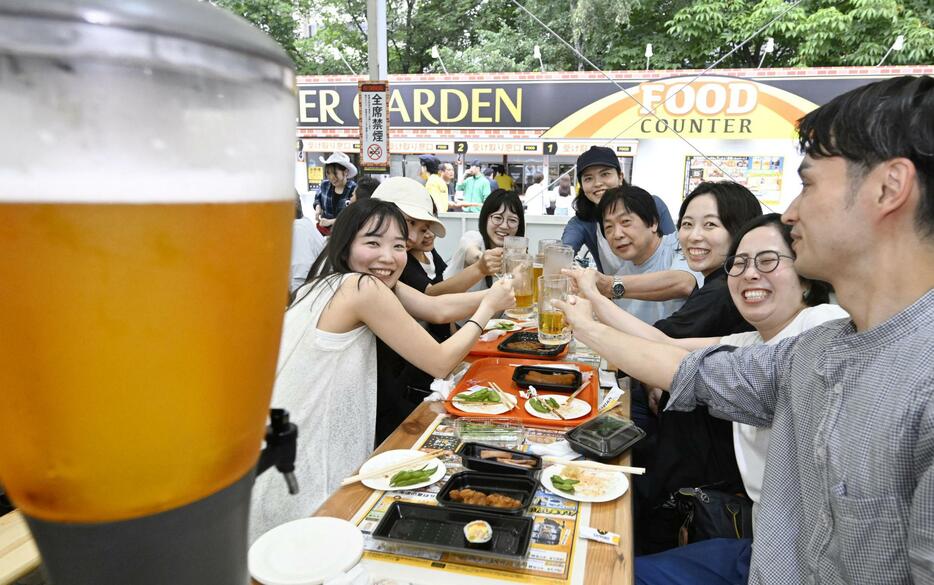 「さっぽろ大通ビアガーデン」でビールを楽しむ人たち＝19日午後、札幌市