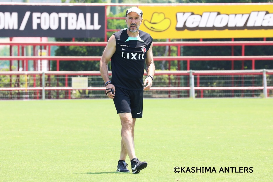 鹿島アントラーズのトレーニングを行なうランコ・ポポヴィッチ監督（写真◎KASHIMA ANTLERS）