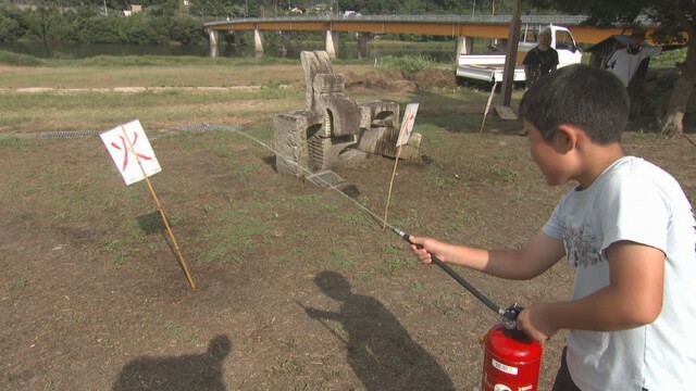 訓練用の消火器で消火方法を体験「防災キャンプ」