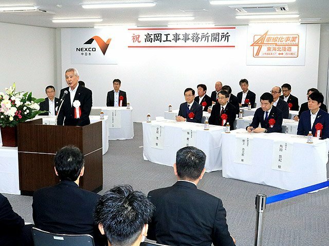 開所式であいさつする中日本高速道路の縄田社長（左から２人目）