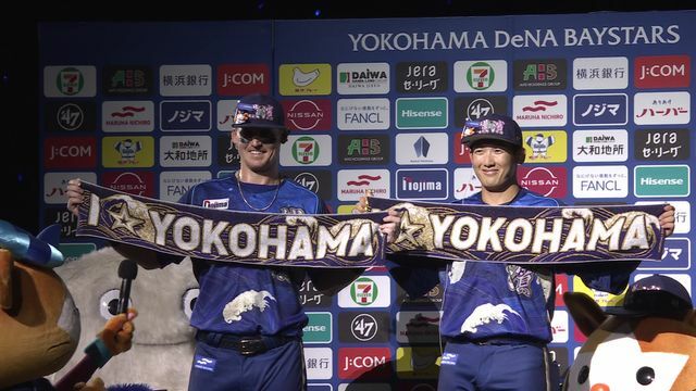 ヒーローインタビューに登場したDeNAのオースティン選手と山本祐大選手