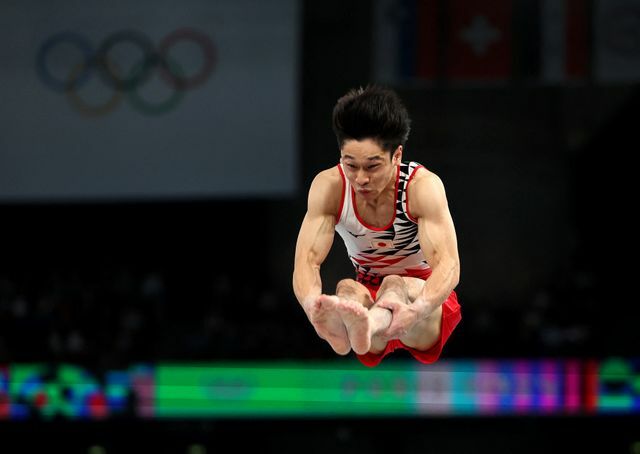 谷川航選手、跳馬の空中姿勢(写真：ロイター/アフロ)