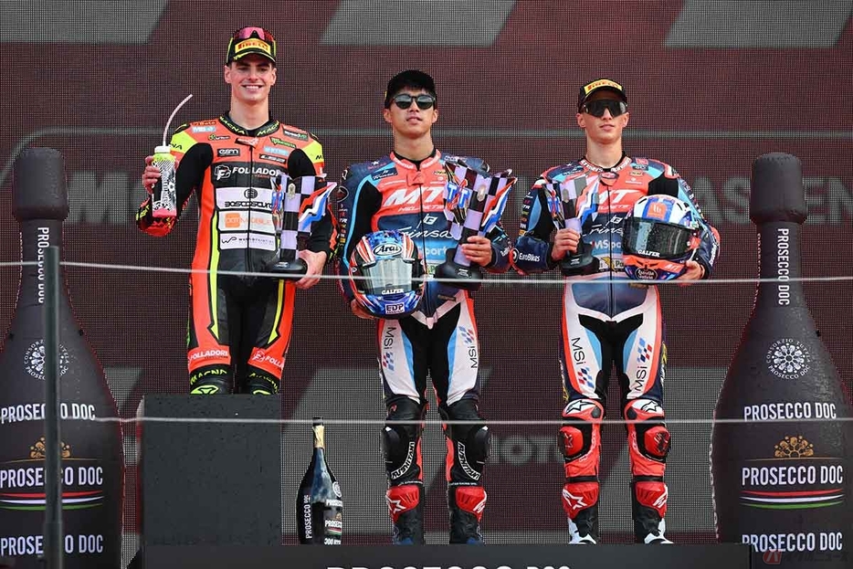 【MotoGP第8戦オランダGP】Moto2クラスで今季2度目の優勝を果たした小椋選手（中央）、2位のアルデグエル選手（左）、3位のガルシア選手（右）