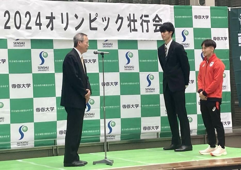 両選手を激励する佐々木重人学長