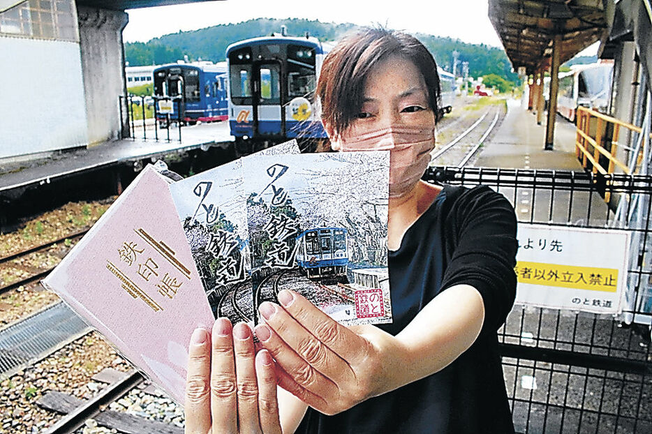 復興を願って発売される鉄印＝のと鉄道穴水駅