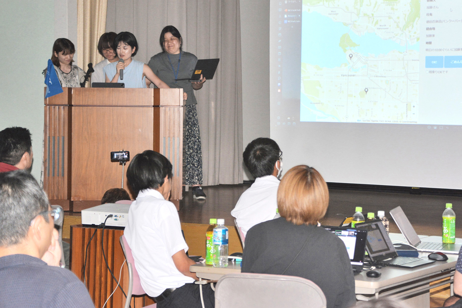 完成させたアプリケーションを紹介する出場グループ（左奥）＝5日、鹿児島県天城町役場