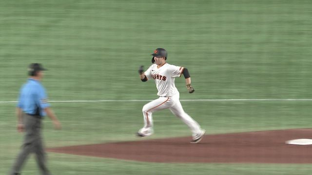 2塁を蹴って3塁へ向かう井上温大投手(画像：日テレジータス)