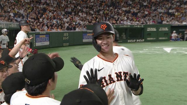 ベンチでチームメートとハイタッチする井上温大投手(画像：日テレジータス)