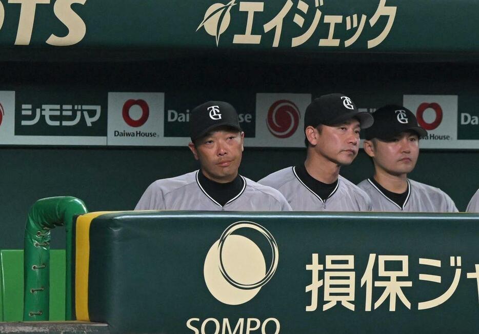 　試合に敗れ、厳しい表情の阿部監督（左）＝撮影・石井剣太郎