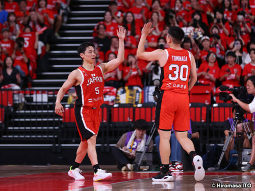 パリ五輪に挑む日本代表の河村勇輝と富永啓生［写真］＝伊藤大允