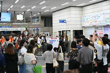 上下線で列車の運転が見合わせとなり、利用客で混雑するJR佐賀駅構内＝14日午前9時50分ごろ、佐賀市