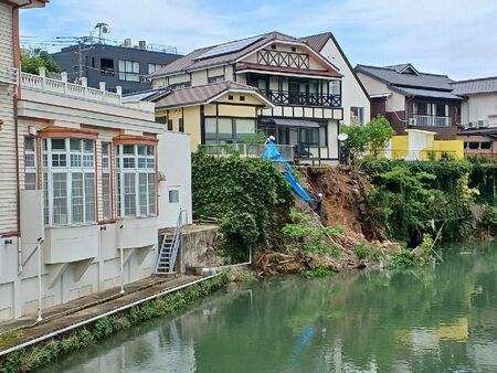 崩れた塩田川の護岸＝嬉野市嬉野町