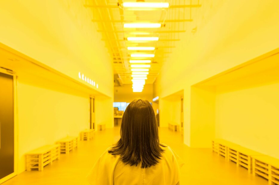 展覧会のエントランスに展示される『Yellow Corridor』。シンガポール・アートミュージアムにて9月22日まで開催中。