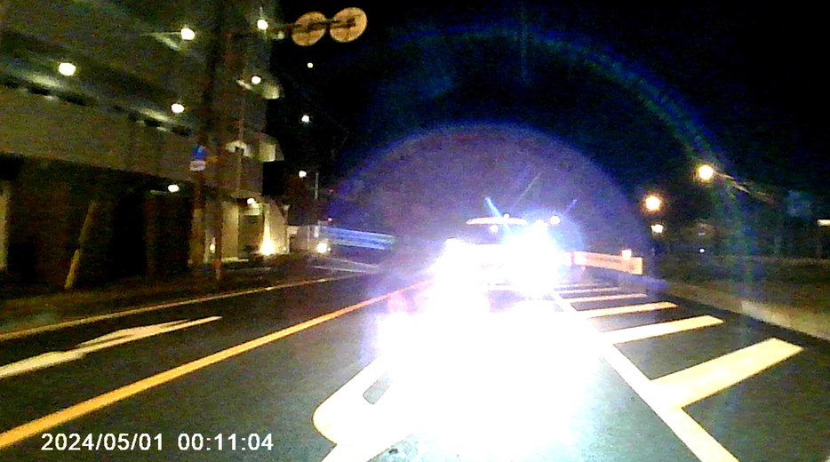 夜間のリヤカメラ映像。全体にノイズが出るだけでなく後続車のライトで画面が真っ白になる。車種すら判別不能だ