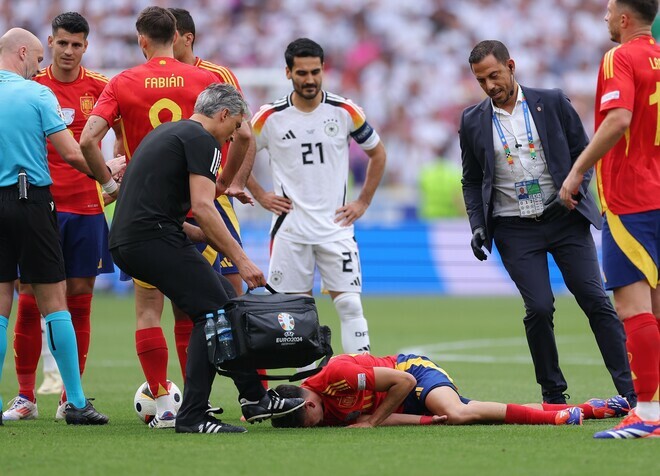 タックルを受けて起き上がれないペドリ。（C）Getty Images