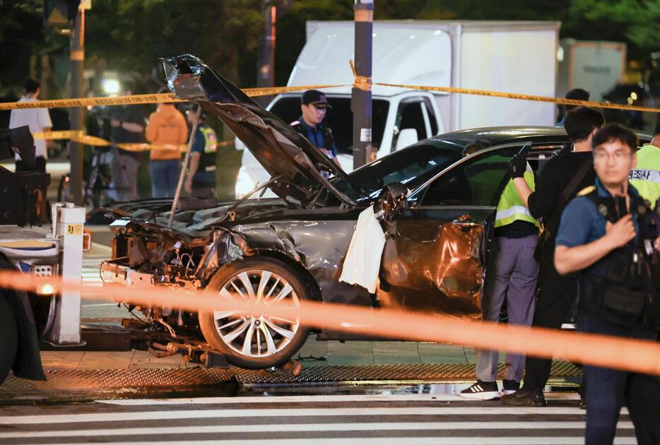 ソウル中心部の交通事故現場に残った、前部が大きく壊れた車両＝1日（聯合＝共同）