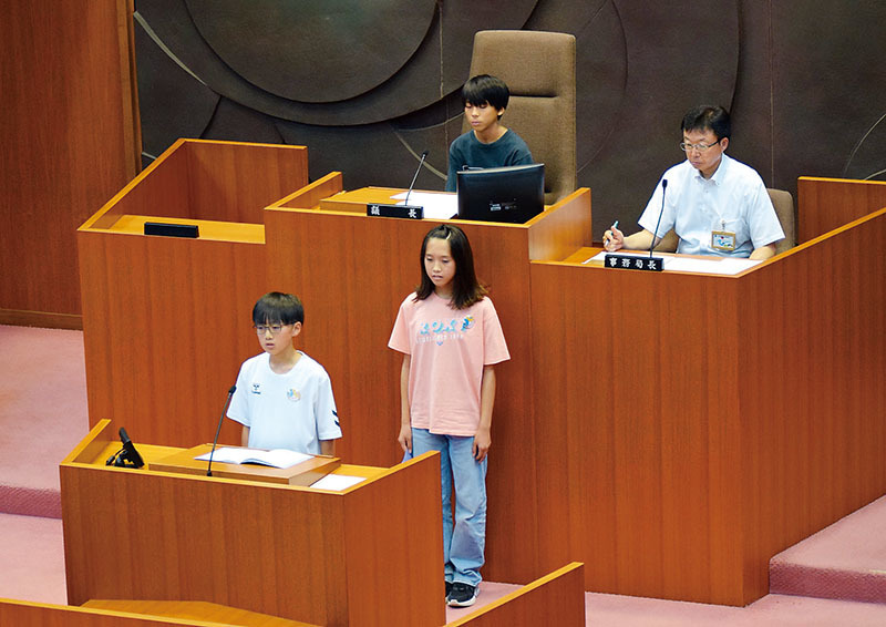 一般質問を行う子ども議員ら＝24日、日高市議会本会議場