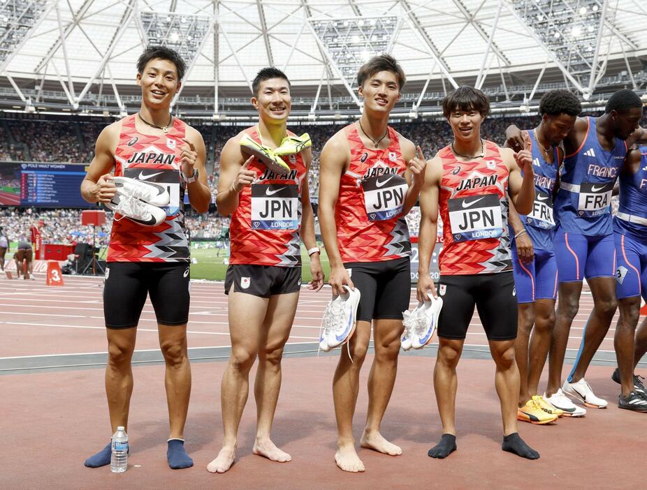 男子400メートルリレーで優勝した日本。左から上山紘輝、桐生祥秀、柳田大輝、坂井隆一郎＝ロンドン（共同）