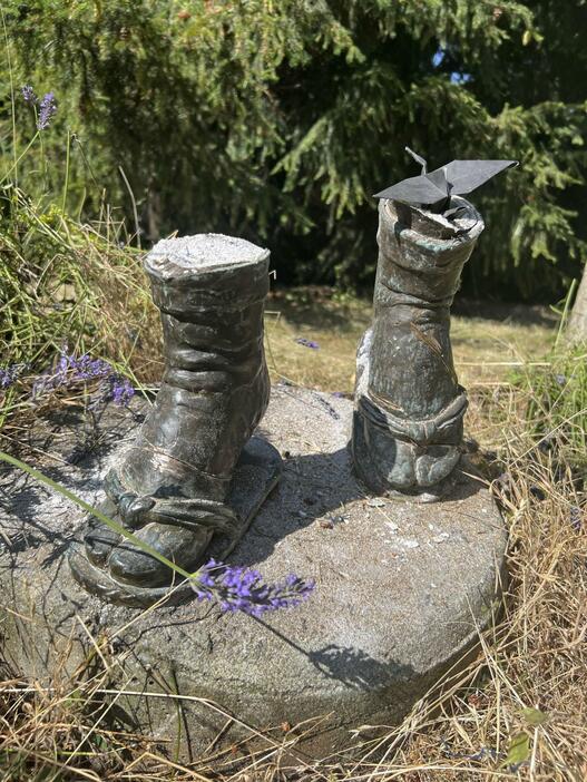 米ワシントン州シアトルの公園で、足首から上がなくなった、佐々木禎子さんをモデルにした銅像＝12日（コリーン・キムジーラブ提供・共同）