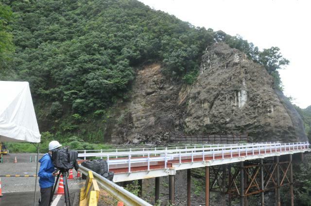 県道西都南郷線の被災区間迂回のために完成した仮橋＝２６日午前、西都市八重