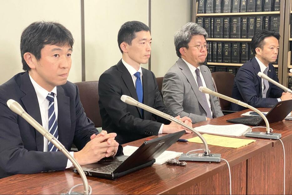 左から宮村啓太弁護士、江口さん、趙誠峰弁護士、髙野傑弁護士（2024年7月18日／弁護士ドットコム撮影）