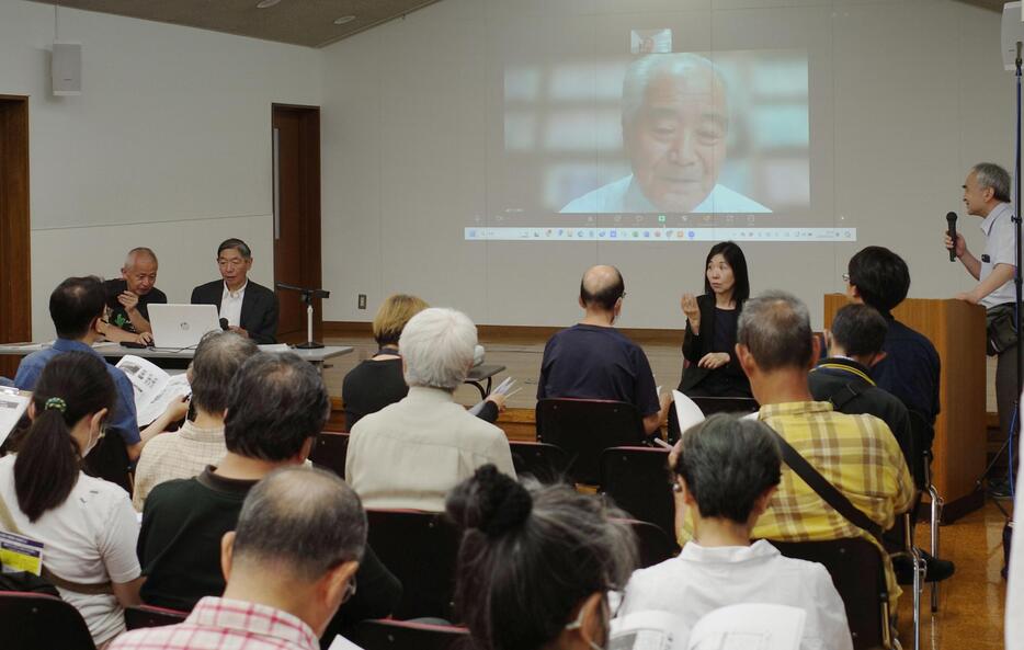 市民団体「軍医学校跡地で発見された人骨問題を究明する会」が開いた集会。731部隊の少年隊員だった長野県宮田村の清水英男さん（奥の画面）もオンラインで参加した＝20日午後、東京都新宿区