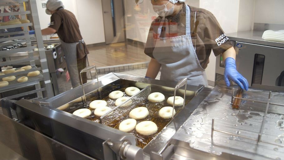 発酵完了！　ふっくらと膨らんだ生地を揚げる「フライング」