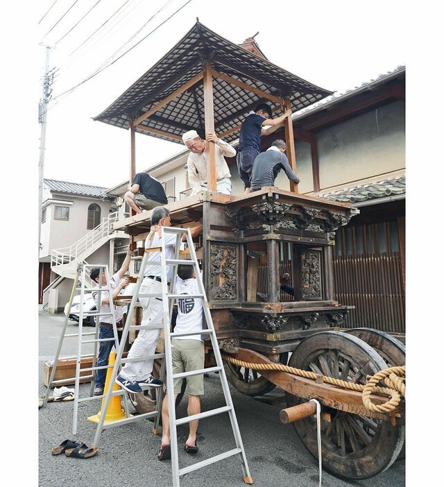 協力して笠鉾を組み立てる人たち（２０日、和歌山県田辺市福路町で）