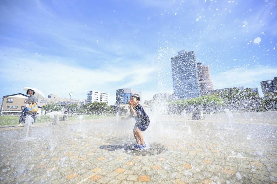 厳しい暑さとなった浜松市内の公園で水遊びする男の子＝29日午後