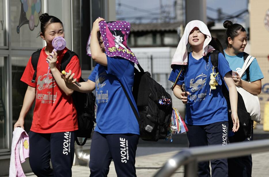 41.0度を記録した栃木県佐野市内を歩く人たち＝29日午後