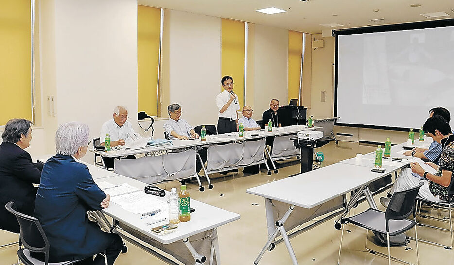 会の設立であいさつする菅野代表＝ウイング・ウイング高岡