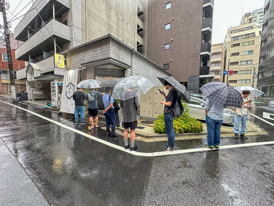 朝から大雨の東京。でも『あおい』の前は傘をさしながら待つお客さんがいっぱい