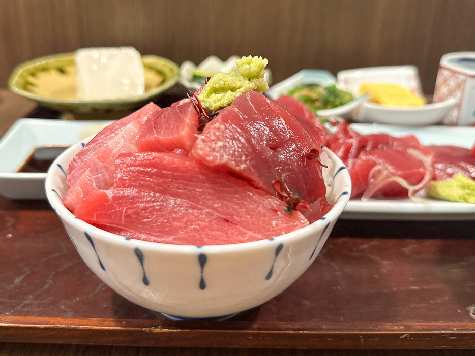 自分でごはんの上にマグロを載せて丼にしてみたりも自由。