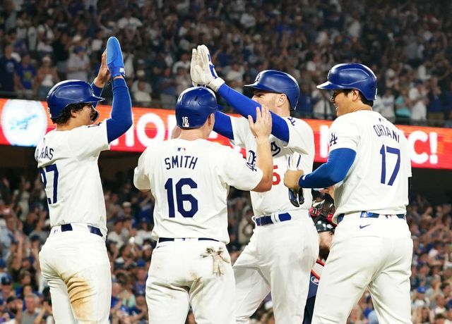 サヨナラ勝利を喜ぶ大谷翔平選手らドジャースナイン(写真：日刊スポーツ/アフロ)