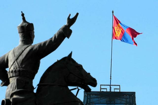 モンゴル政府庁舎に掲げられた国旗=2024年6月26日午後、ウランバートル、畑宗太郎撮影