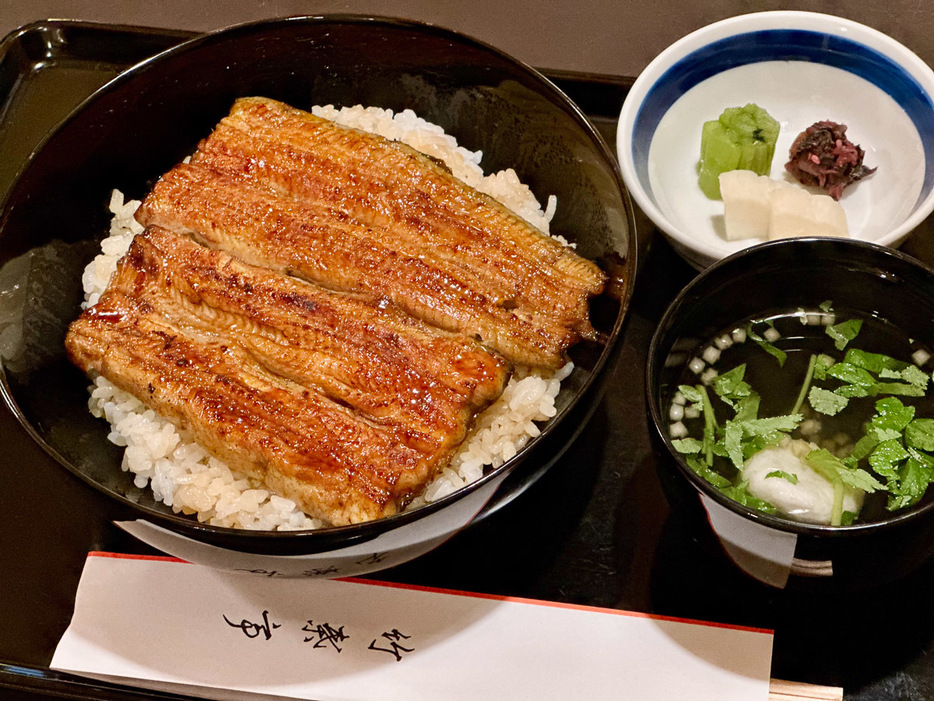 鰻お丼B。吸物と香の物がセットになっています