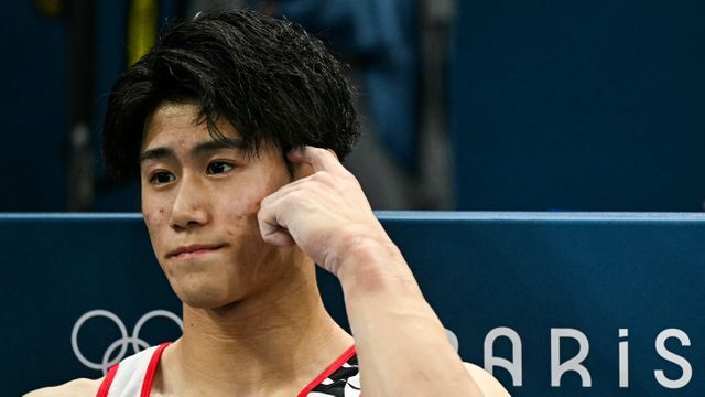 予選の鉄棒でミスが出た橋本大輝選手(写真:ＡＦＰ/時事)