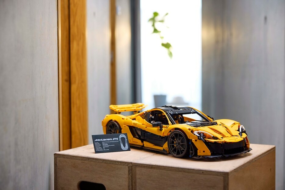 LEGO and the LEGO logo are trademarks of the LEGO Group. （C）2024 The LEGO Group. Manufactured under license from McLaren Racing Limited. McLaren is a trademark of McLaren Racing Limited.