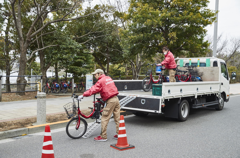 東京では24時間体制でトラックを走らせて、適切なサイクルポートに自転車を再配置している