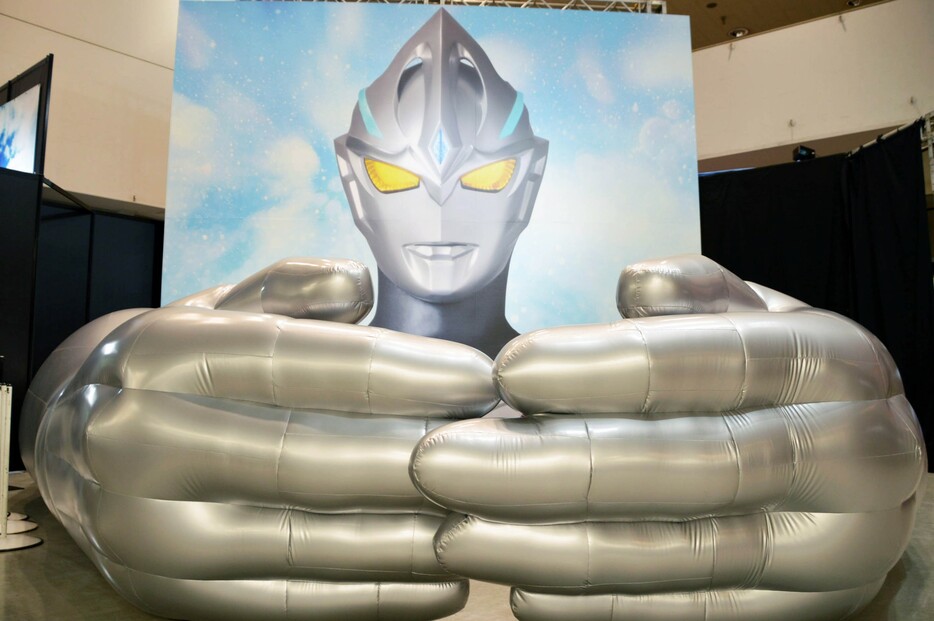 ユウマの気分になれる！ - 特大サイズの“ウルトラハグ”展示