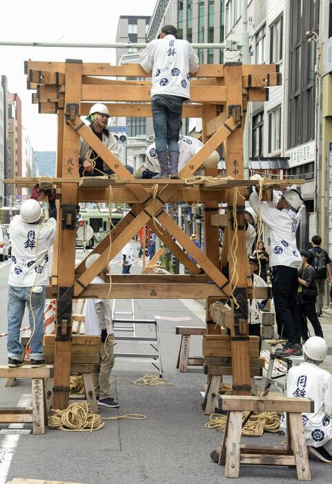 京都・祇園祭の山鉾巡行を前に始まった「鉾建て」＝10日午前