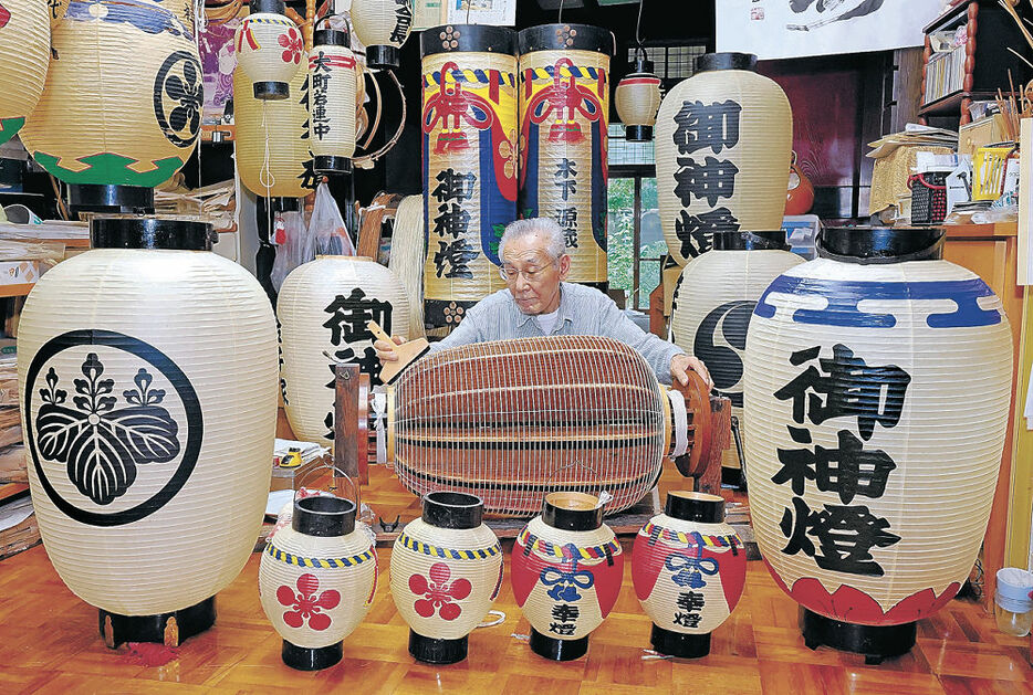 能登提灯の制作を進める亀井さん＝中能登町高畠