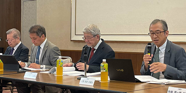 第7回口頭弁論後、記者会見に臨む原告弁護団