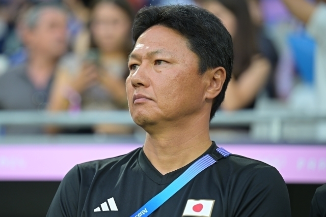 パリ五輪を戦うチームを率いる大岩監督。写真：金子拓弥（サッカーダイジェスト写真部／JMPA代表撮影）