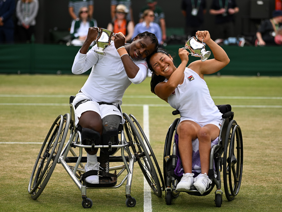 「ウインブルドン」（イギリス・ロンドン）の車いす女子ダブルスで大会初優勝を飾った上地結衣（三井住友銀行／右）とクオザード・モンジェーヌ（南アフリカ）（Getty Images）