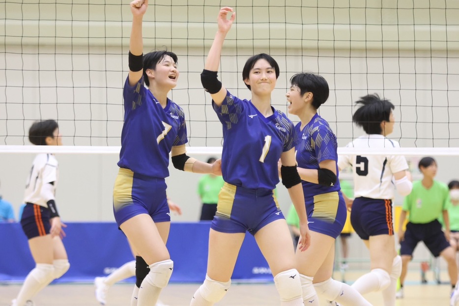 2年ぶり3度めの優勝を手にした金蘭会【写真：月刊バレーボール】