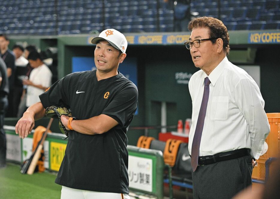 6月30日の試合前、山本浩二さん（右）と話す巨人・阿部監督