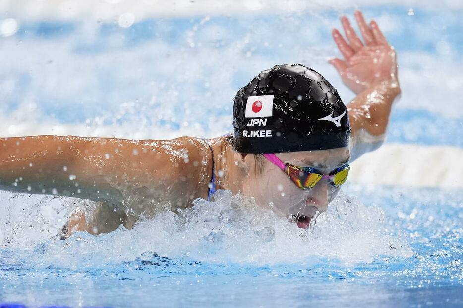 女子100メートルバタフライ予選　力泳する池江璃花子＝パリ郊外（共同）